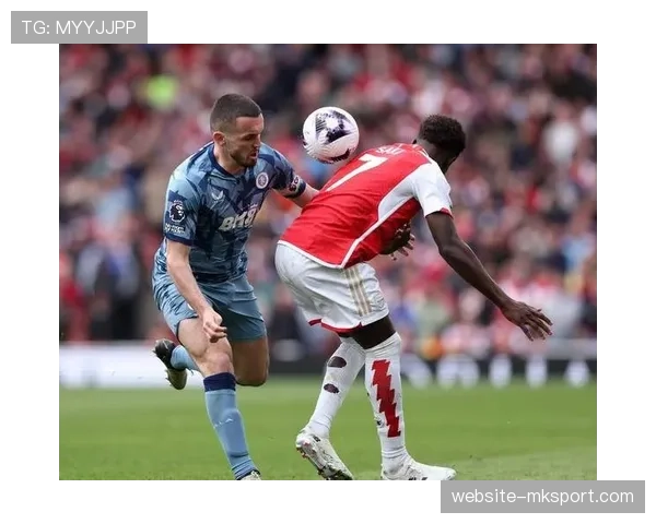 维拉公园球场因球迷投掷杂物比赛中断十分钟 维拉公园球场因球迷投掷杂物比赛中断十分钟