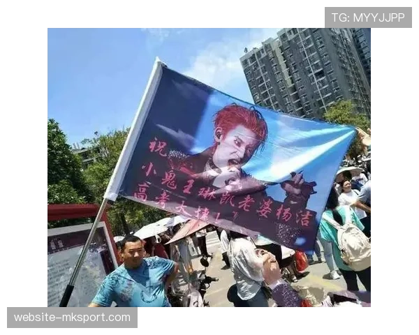 场边镜头：中国台北队小球迷高举“爸爸加油”标语引关注